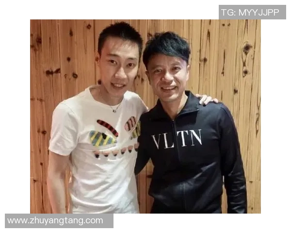 李娜与足球明星亲密合影展现运动精神与友谊的完美结合