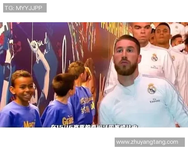 足球明星佩戴头箍的时尚瞬间展现独特个性与运动魅力